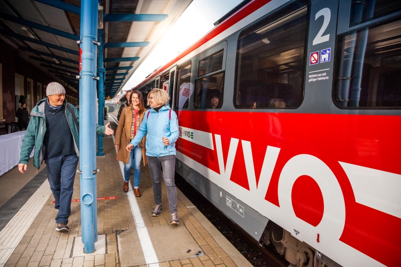 Menschen am Bahnsteig in Kamenz mit der S 8